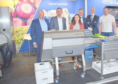 Bernd Vonhof, Bas Hulsbos, Regina van der Zee, Rene Bannink, Edwin Lubbers, Glen Meijer bij de bandsnijmachine Slice-20 van Finis Eillert. De machine is geschikt voor sla en langwerpige AGF Producten.